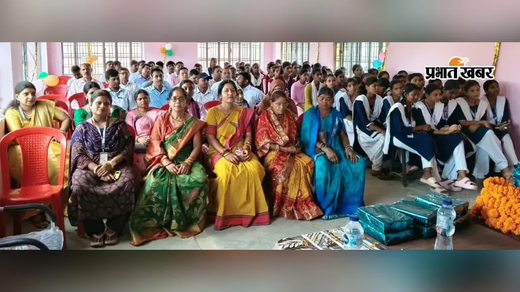 गोपालगंज: बैकुंठपुर में स्थानांतरित शिक्षकों को दी गयी विदाई, समारोह में किया गया सम्मान