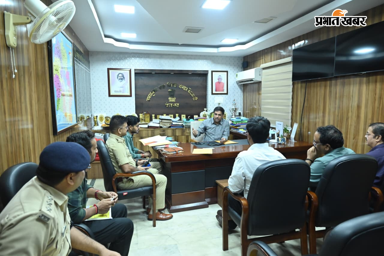 बैठक करते डीसी सौरभ कुमार भुवानिया, एसपी प्रवीण पुष्कर व अन्य | Prabhat Khabar Network