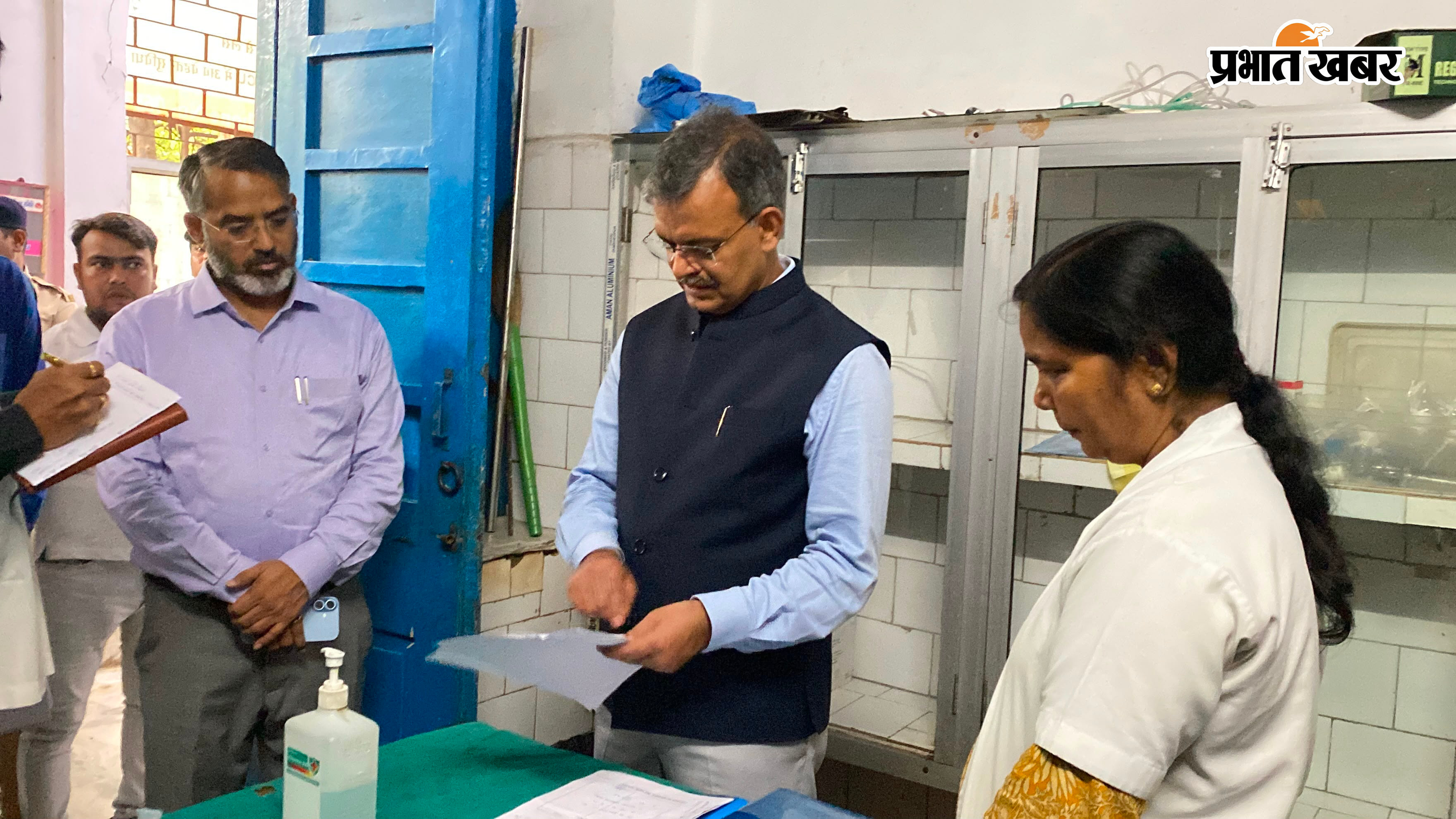 निरीक्षण के दौरान स्वास्थ्य विभाग के अधिकारियों को निर्देश देते नेशनल हेल्थ ऑथोरिटी के सीईओ डॉ सुनील कुमार बरनवाल | Prabhat Khabar Network