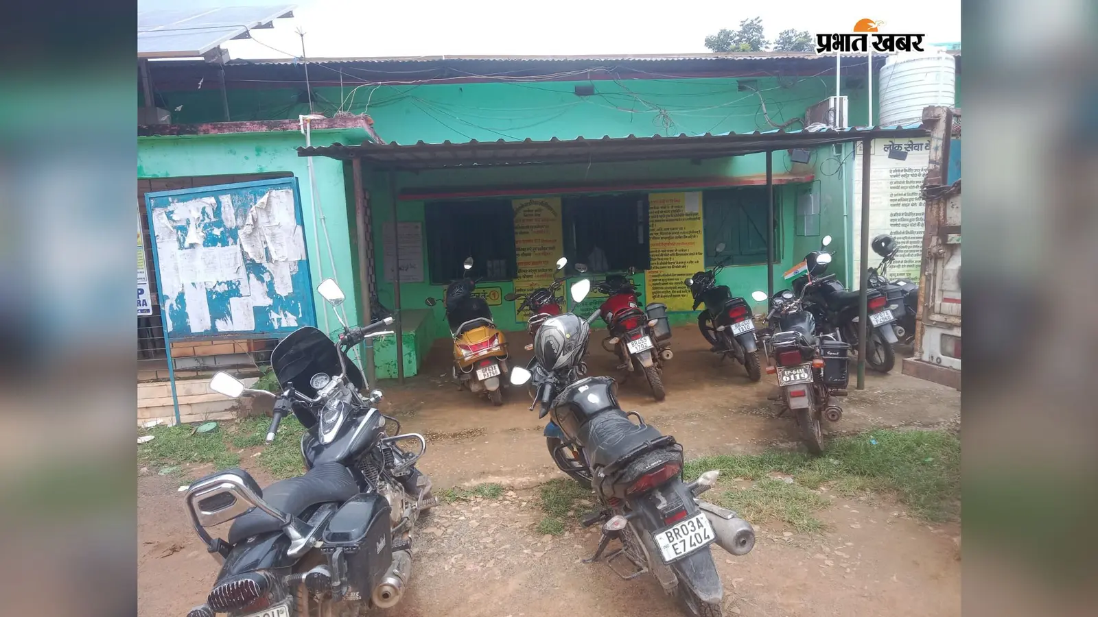 आरटीपीएस काउंटर के सामने बना मोटरसाइकिल स्टैंड, आवेदन जमा करने में लोगों को परेशानी
