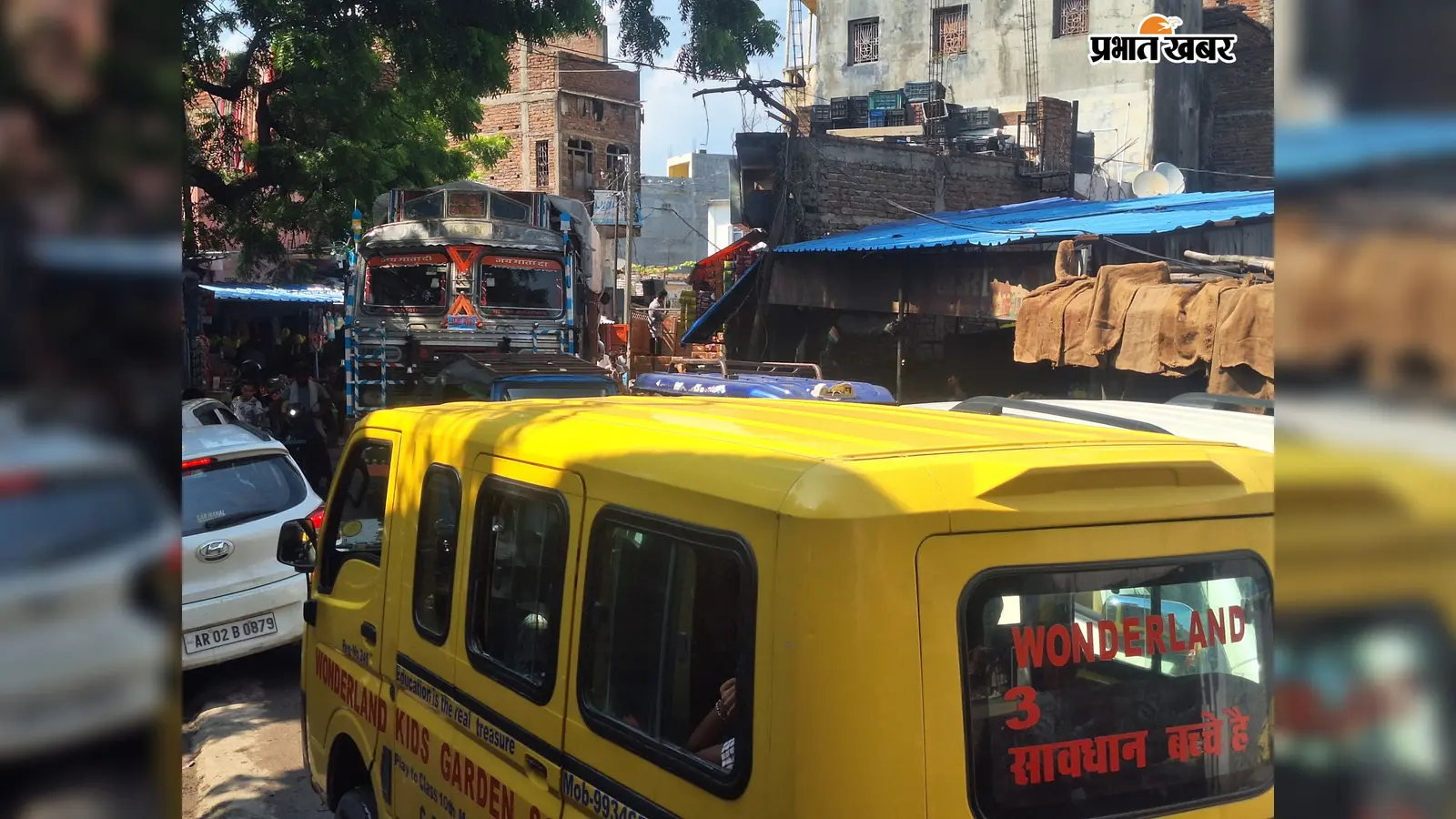 गोपालगंज: बथुआ बाजार में अतिक्रमण से लगा दो किमी लंबा जाम, 40 मिनट तक फंसी एंबुलेंस