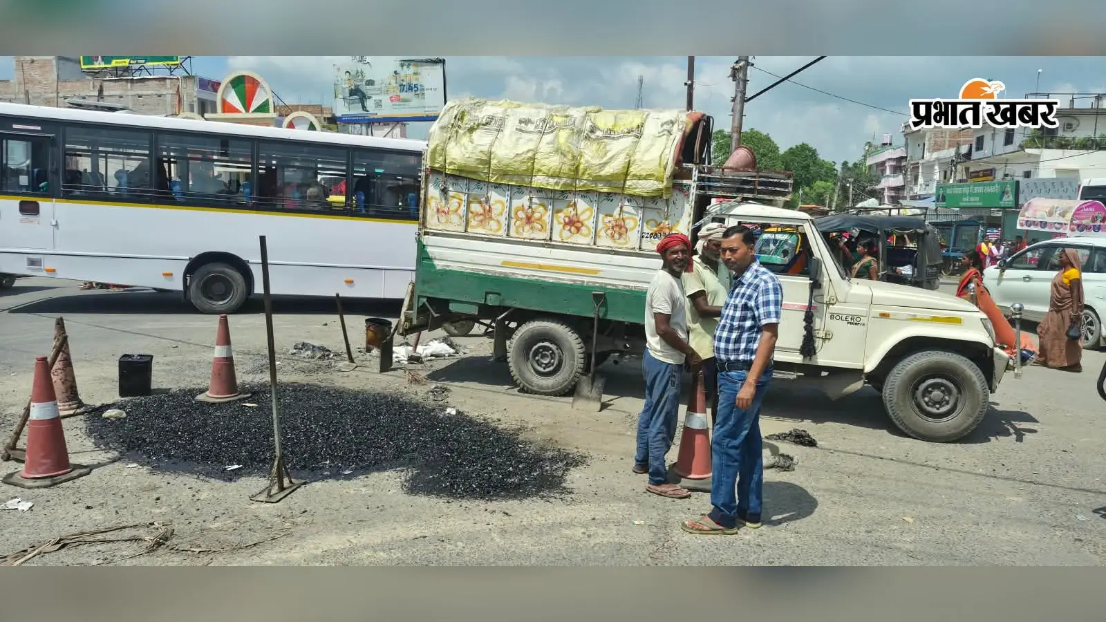 गेड़ाबाड़ी चौक पर जानलेवा गड्ढे की खबर का असर, एनएच-31 की सड़क मरम्मत शुरू