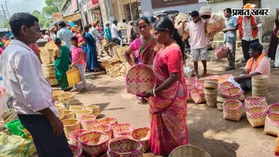 पेटरवार बाजार में करम परब की रौनक, बांस की जावा डाली-करम डाली खरीदने उमड़ी भीड़