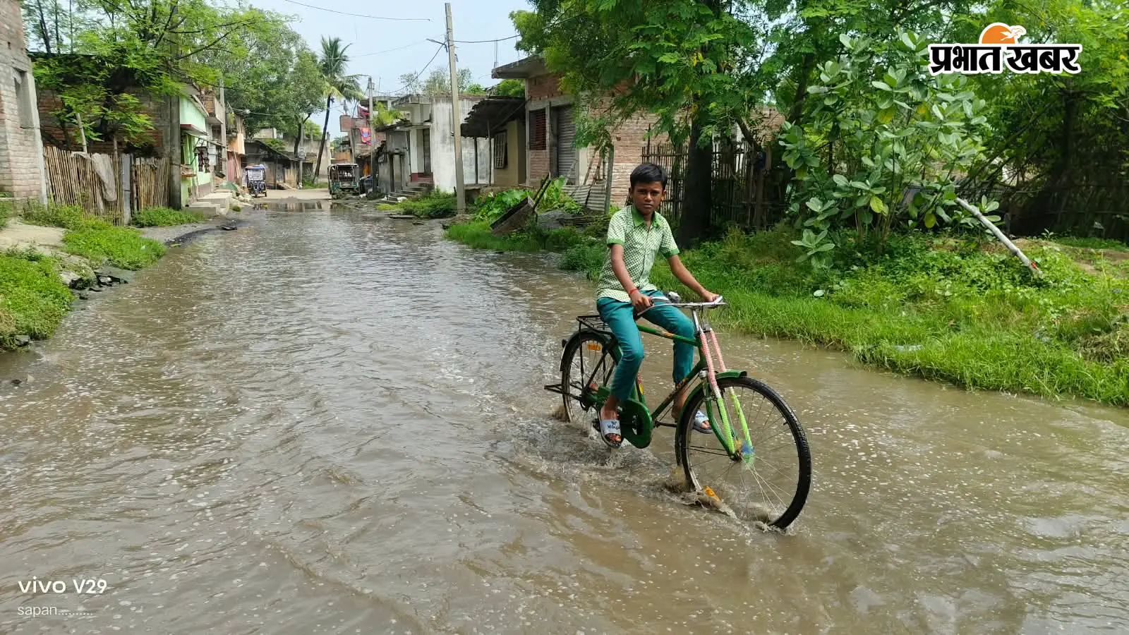 आदर्श ग्राम का ऐसा हाल! सालों भर तालाब बनी जोंका की मुख्य सड़क