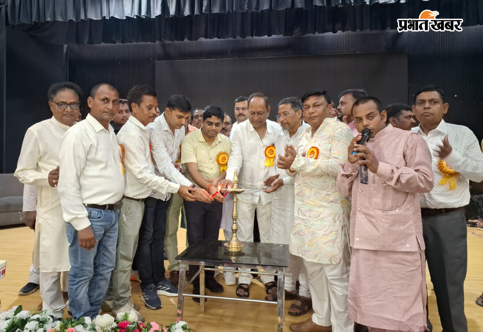 समारोह का उद्घाटन करते मुख्य अतिथि डीईओ संदीप कुमार व अन्य | Prabhat Khabar Network