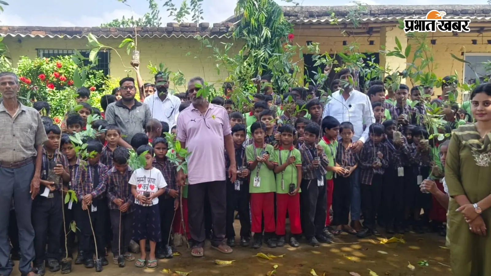 बिक्रम के द रेड फाइट स्कूल में 'ग्रीन विलेज' मुहिम: बच्चों ने किया पौधरोपण, पर्यावरण संरक्षण का लिया संकल्प