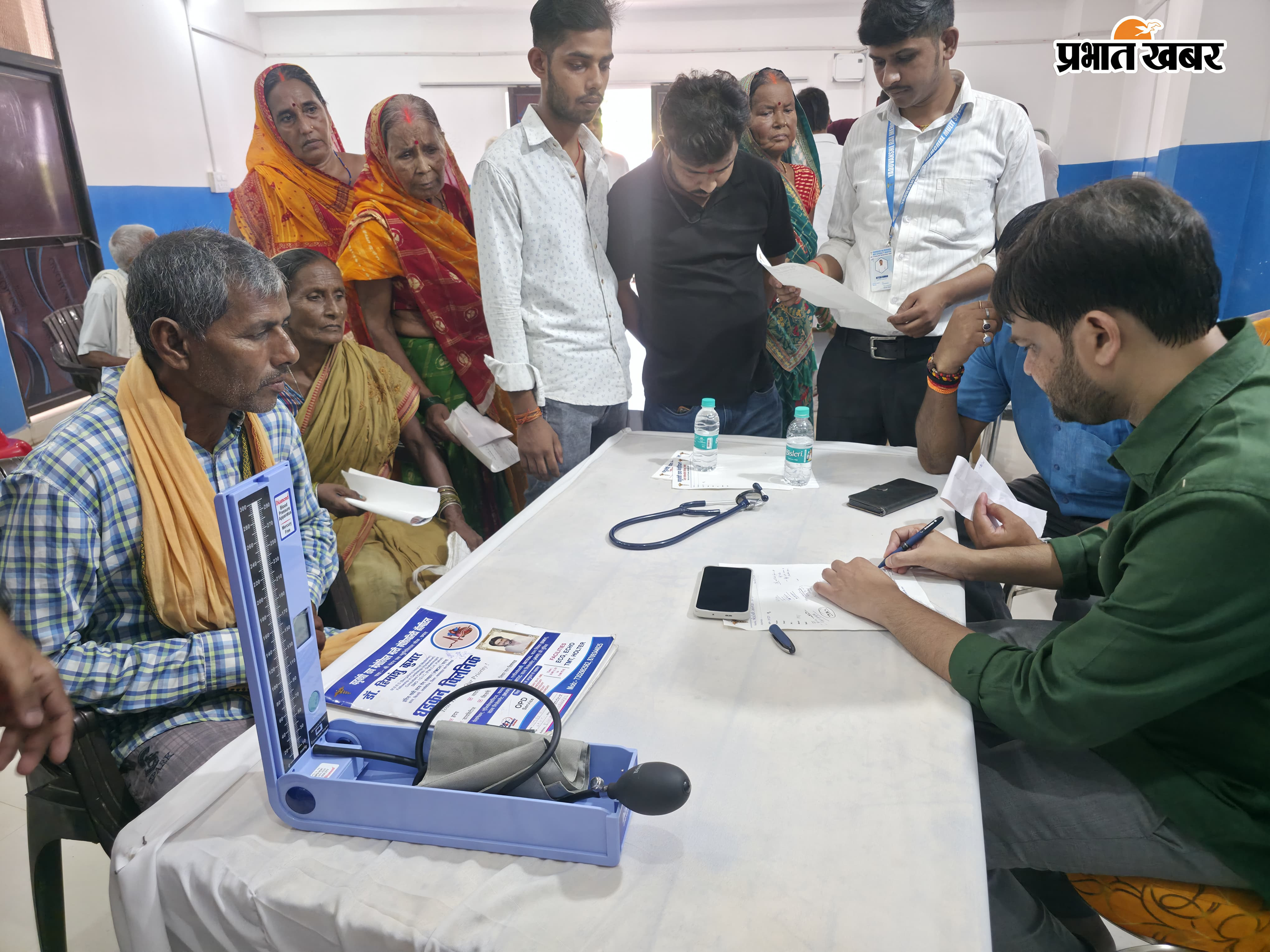 नोट: फोटो नंबर 12 सीएचपी 12,13 है कैप्सन होगा-चित्र पर माल्यार्पण करते विधायक व चिकित्सा शिविर में जांच करते चिकित्सक  | Prabhat Khabar Network