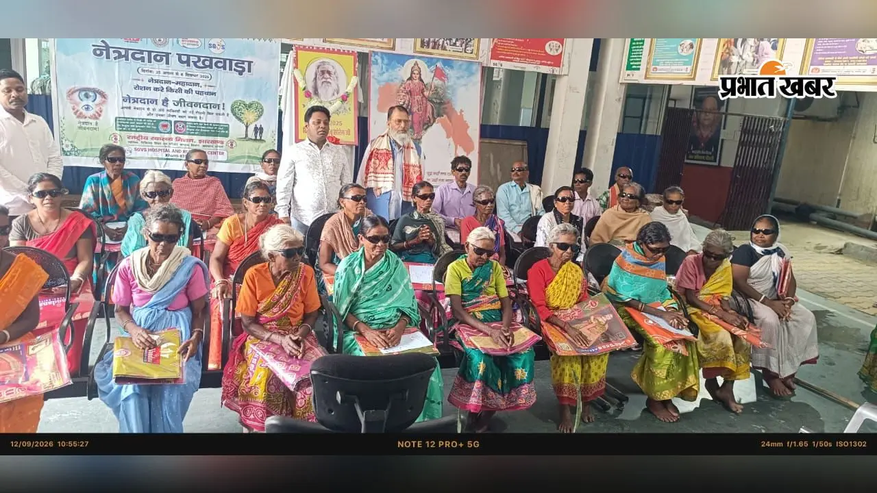 खूंटी: अनिगड़ा के एसजीवीएस अस्पताल पहुंचे विधायक रामसूर्या मुंडा, मरीजों को बांटी साड़ी