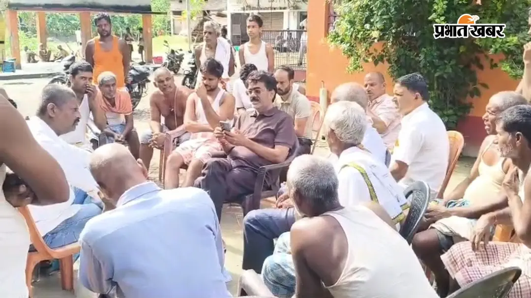 वैशाली: राघोपुर में बाढ़ पीड़ितों के बीच लगातार तीसरे दिन बांटी राहत सामग्री, सुरक्षित पुल की मांग