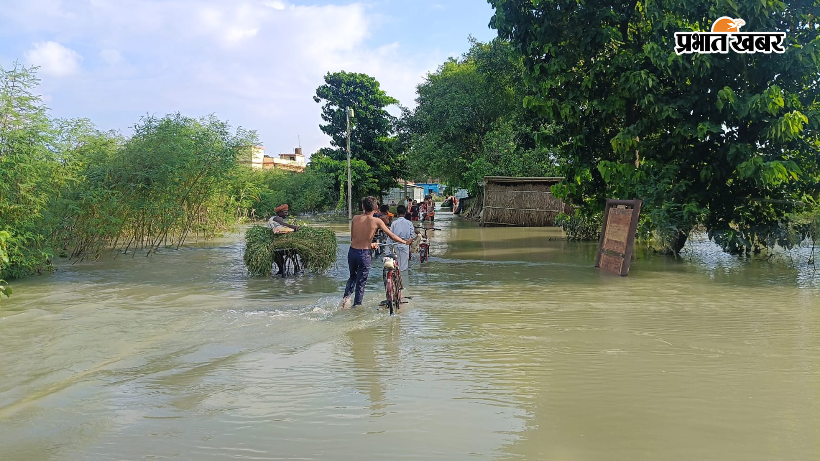 गंगा के जलस्तर में कमी के बावजूद समस्या बरकरार,पैदल पानी में पैदल चल रहे हैं स्थानीय लोग | Prabhat Khabar Network