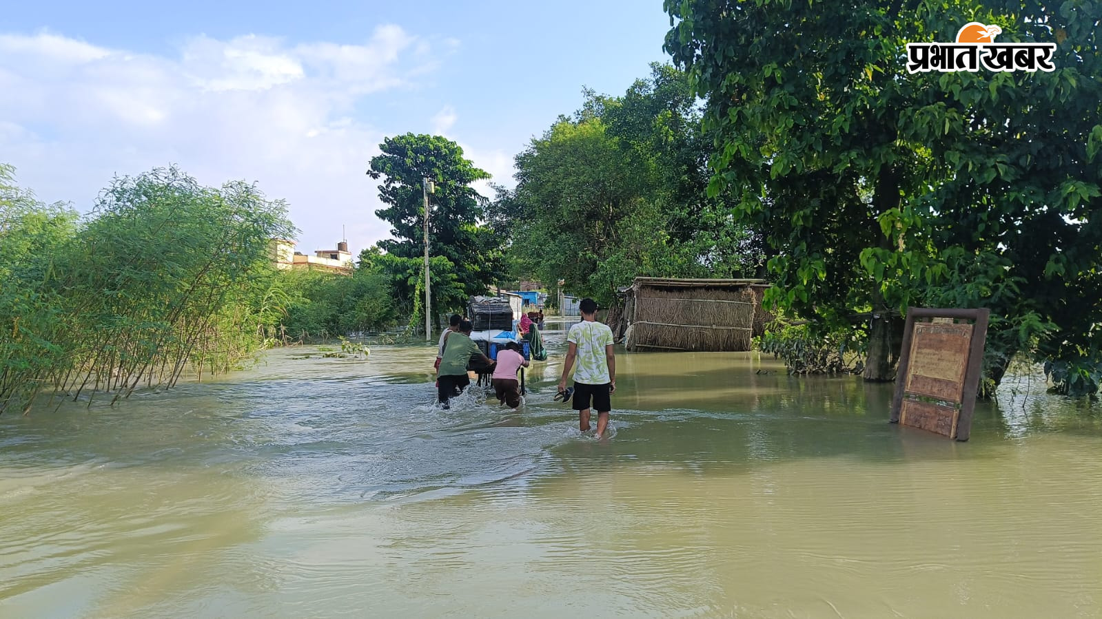गंगा के जलस्तर में कमी के बावजूद समस्या बरकरार,पैदल पानी में पैदल चल रहे हैं स्थानीय लोग | Prabhat Khabar Network