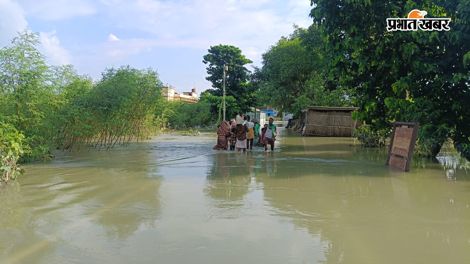 गंगा के जलस्तर में कमी के बावजूद समस्या बरकरार,पैदल पानी में पैदल चल रहे हैं स्थानीय लोग | Prabhat Khabar Network