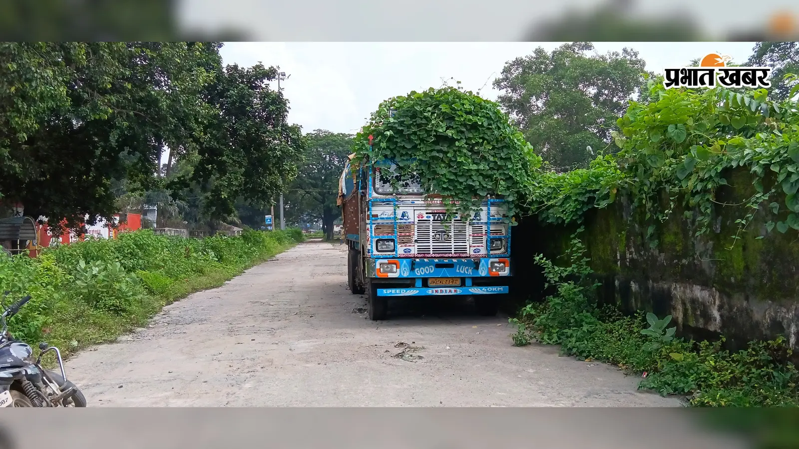 चार माह से खड़े हैं ट्रक, घर लौट गये चालक... एसीसी प्लांट बंद होने से ट्रांसपोर्ट कारोबार संकट में..
