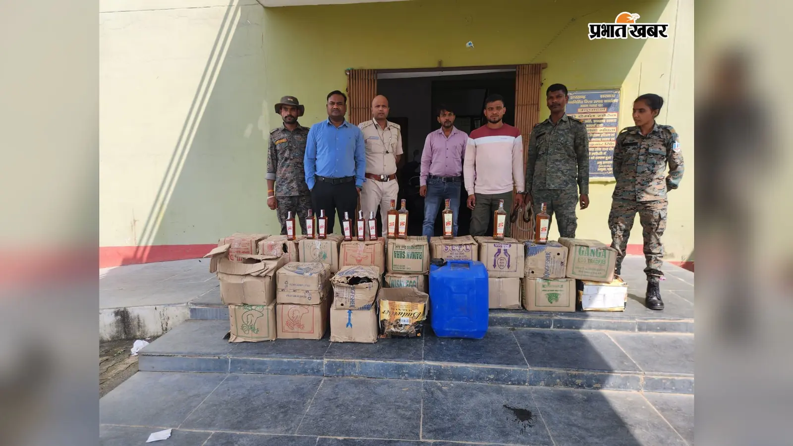 चतरा में नकली शराब की मिनी फैक्ट्री का खुलासा, 600 बोतल और 30 लीटर स्पिरिट जब्त