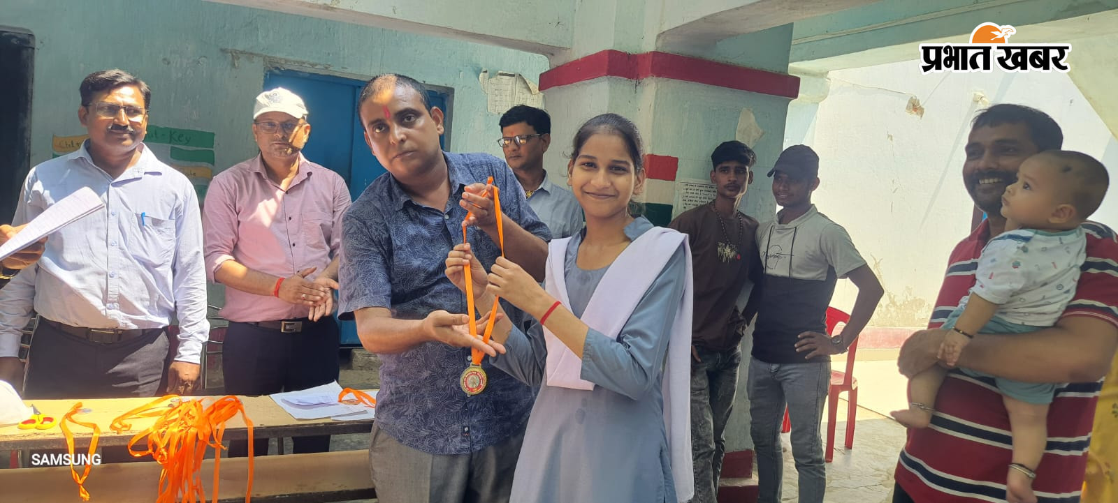 विजयी टीम को सम्मानित करते शिक्षक | Prabhat Khabar Network