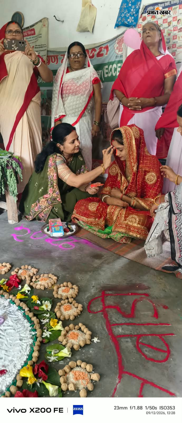 कार्यक्रम का उद्घाटन करते डीपीओ एवं सीडीपीओ, कार्यक्रम में उपस्थित सेविका एवं बच्चे | Prabhat Khabar Network