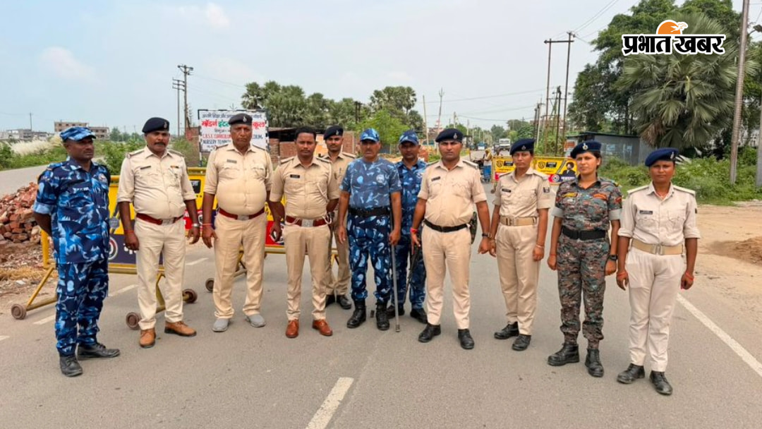 फोटो कैप्शन - (1) गया नवादा मार्ग पर बुंदेलखंड थानाध्यक्ष धनवीर कुमार व अन्य (2) होटल जांच करते हुए पकरीबरवां एसडीपीओ सुजय विधार्थी व अन्य (3) टिएस कॉलेज गेट पर अपने टीम के साथ तैनात धमौल थानाध्यक्ष हिमांशु पप्पू (4) सिरदला हिसुआ मार्ग पर दल बल के साथ सार्जेंट सोनू कुमार | Prabhat Khabar Network