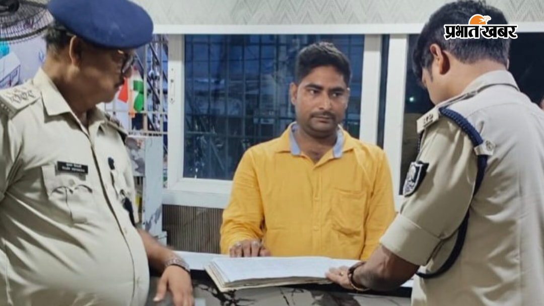 फोटो कैप्शन - (1) गया नवादा मार्ग पर बुंदेलखंड थानाध्यक्ष धनवीर कुमार व अन्य (2) होटल जांच करते हुए पकरीबरवां एसडीपीओ सुजय विधार्थी व अन्य (3) टिएस कॉलेज गेट पर अपने टीम के साथ तैनात धमौल थानाध्यक्ष हिमांशु पप्पू (4) सिरदला हिसुआ मार्ग पर दल बल के साथ सार्जेंट सोनू कुमार | Prabhat Khabar Network