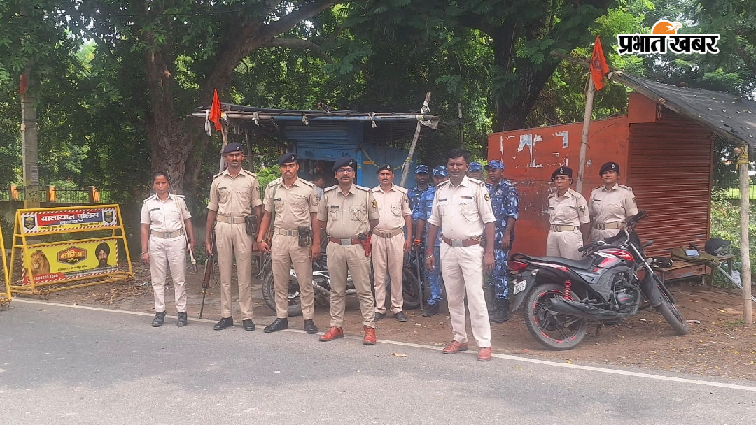 फोटो कैप्शन - (1) गया नवादा मार्ग पर बुंदेलखंड थानाध्यक्ष धनवीर कुमार व अन्य (2) होटल जांच करते हुए पकरीबरवां एसडीपीओ सुजय विधार्थी व अन्य (3) टिएस कॉलेज गेट पर अपने टीम के साथ तैनात धमौल थानाध्यक्ष हिमांशु पप्पू (4) सिरदला हिसुआ मार्ग पर दल बल के साथ सार्जेंट सोनू कुमार | Prabhat Khabar Network