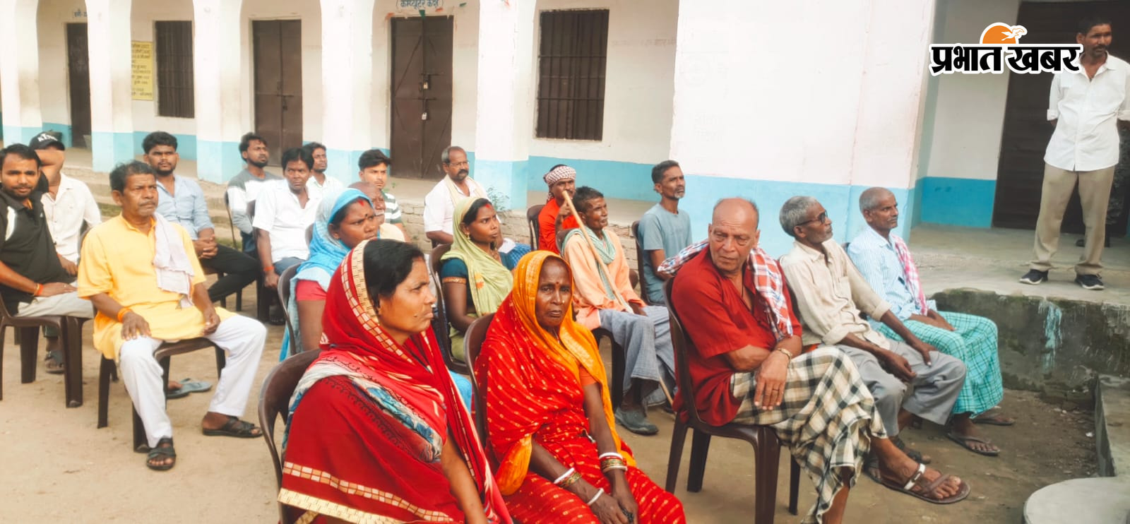 फोटो :- 1.लोक संवाद गोष्ठी में थानाध्यक्ष व पुलिस बल 2.संवाद कार्यक्रम में शामिल ग्रामीण | Prabhat Khabar Network