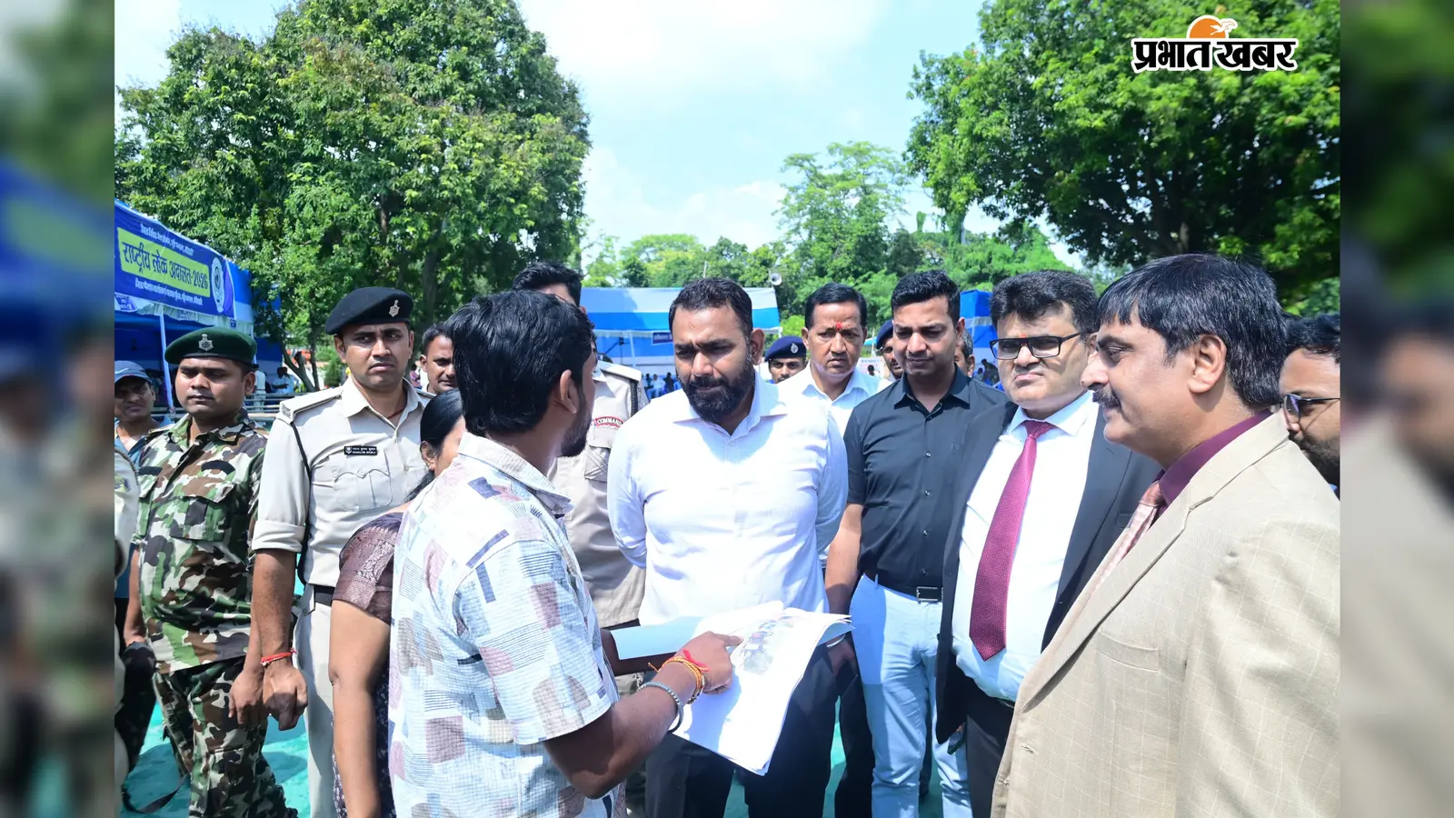 राष्ट्रीय लोक अदालत में पुराने ट्रैफिक चालान के निपटारे को उमड़ी भीड़, डीएम ने लिया जायजा