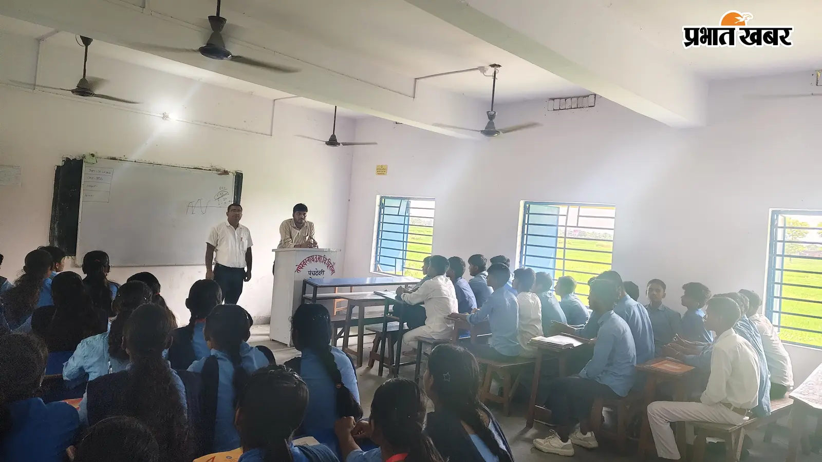 गोपालगंज: पंचदेवरी मेंBDO ने कक्षा में बच्चों को पढ़ाया, मोबाइल से दूरी की दी सलाह