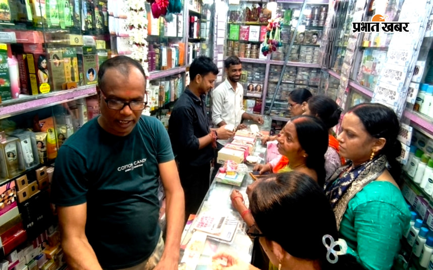 -सृंगार की सामग्री की खरीदारी करती महिलाये | Prabhat Khabar Network