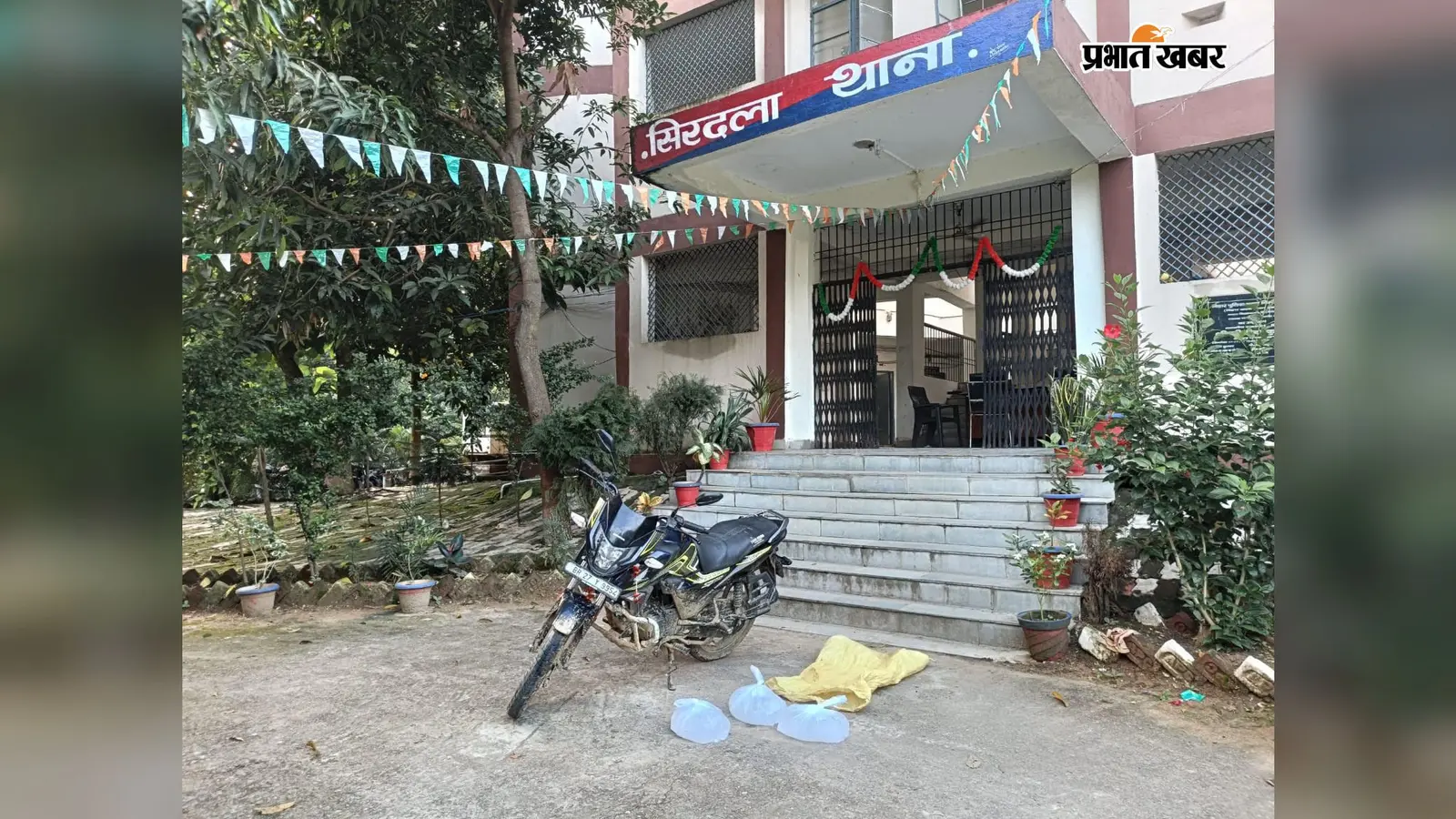 नवादा: सिरदला में 30 लीटर महुआ शराब बरामद, बाइक छोड़कर फरार हुआ चालक