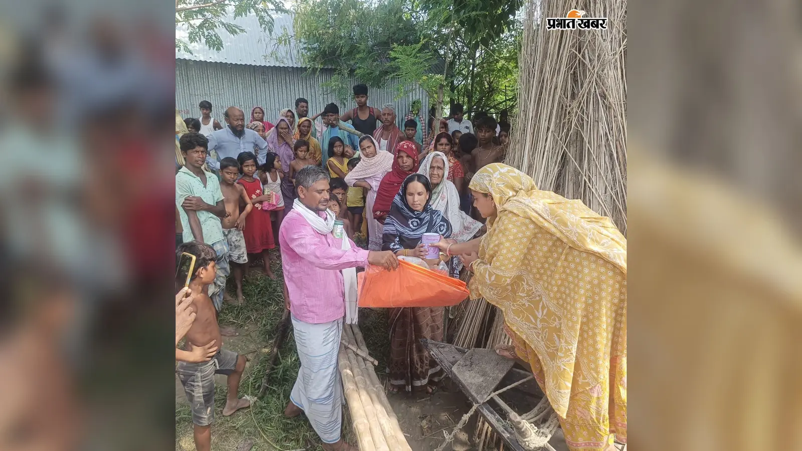 बाढ़ पीड़ितों के बीच पहुंचीं मुखिया, गुड़-चूड़ा और तिरपाल समेत बांटी राहत सामग्री