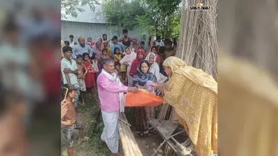 बाढ़ पीड़ितों के बीच पहुंचीं मुखिया, गुड़-चूड़ा और तिरपाल समेत बांटी राहत सामग्री