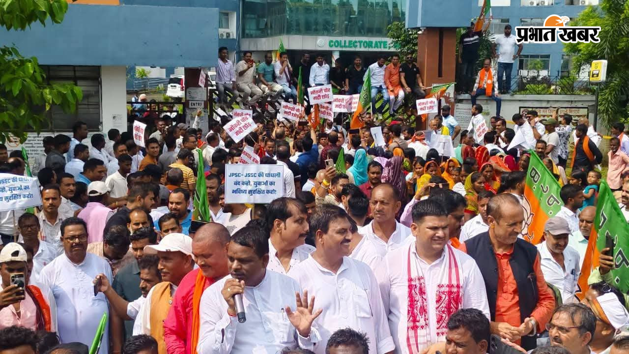 12 गिरिडीह - 51. प्रदर्शन में शामिल नेता प्रतिपक्ष बाबूलाल मरांडी व अन्य, 52. समाहरणालय के समक्ष व गेट पर चढ़कर प्रदर्शन करते भाजपाई, 53. हेमंत सरकार के खिलाफ नारेबाजी करती जमुआ विधायक मंजू कुमारी व अन्य | Prabhat Khabar Network