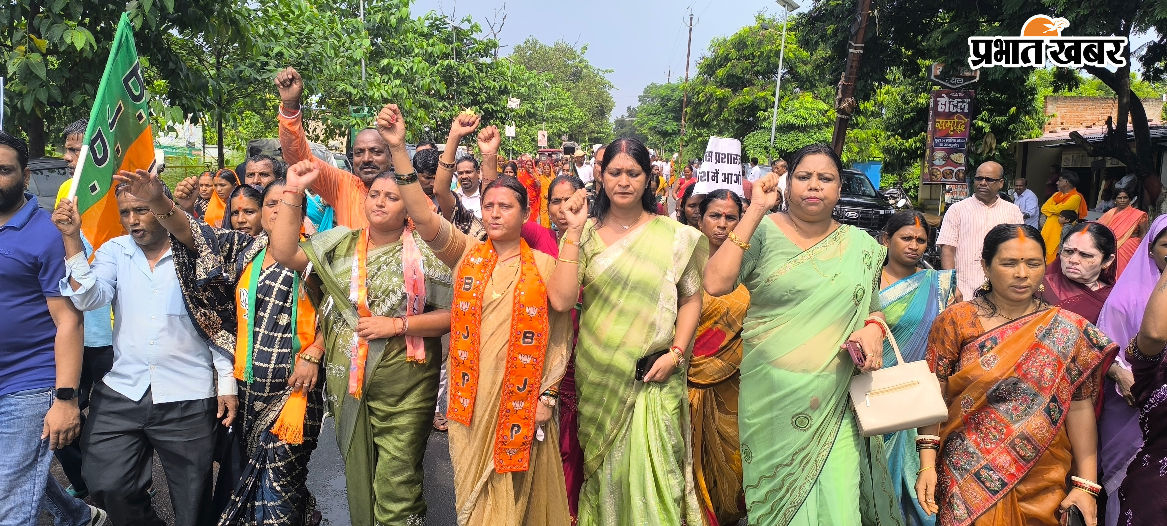 12 गिरिडीह - 51. प्रदर्शन में शामिल नेता प्रतिपक्ष बाबूलाल मरांडी व अन्य, 52. समाहरणालय के समक्ष व गेट पर चढ़कर प्रदर्शन करते भाजपाई, 53. हेमंत सरकार के खिलाफ नारेबाजी करती जमुआ विधायक मंजू कुमारी व अन्य | Prabhat Khabar Network
