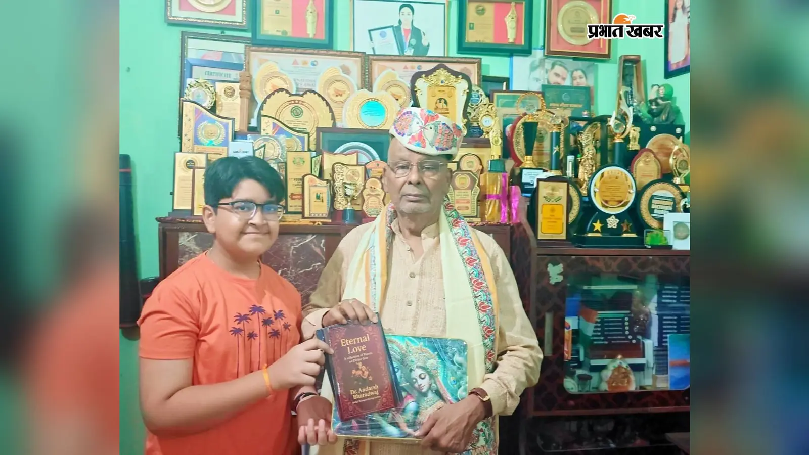 11 साल की उम्र में 8 किताबें लिख चुके हैं आदर्श, सांसद ने घर पहुंचकर किया सम्मान