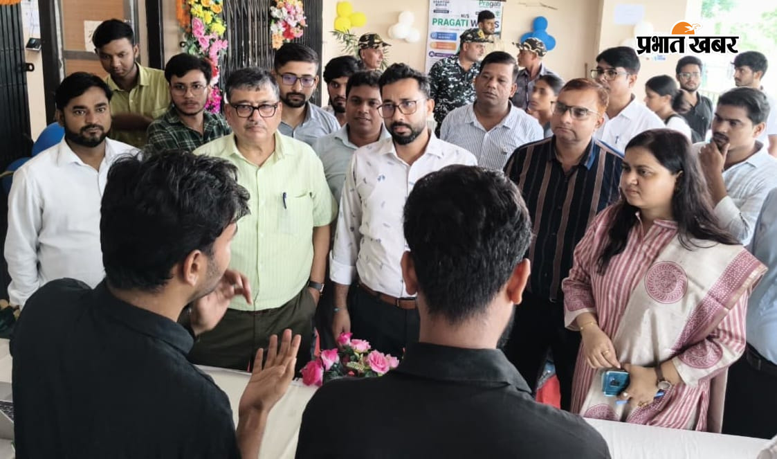 कार्यक्रम में मौजूद जिला उद्योग केंद्र की महाप्रबंधक, आईटीआई के प्राचार्य व अन्य. | Prabhat Khabar Network