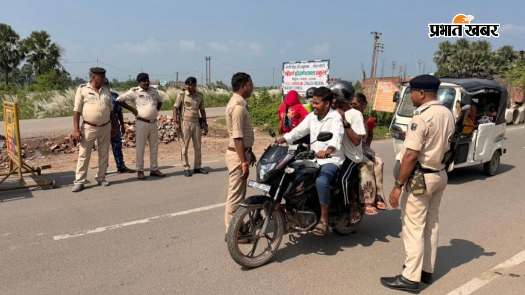 फोटो  कैप्शन - गया नवादा मार्ग पर बैरीकेटिंग संभालते बुंदेलखंड थानाध्यक्ष धनवीर कुमार व अन्य | Prabhat Khabar Network