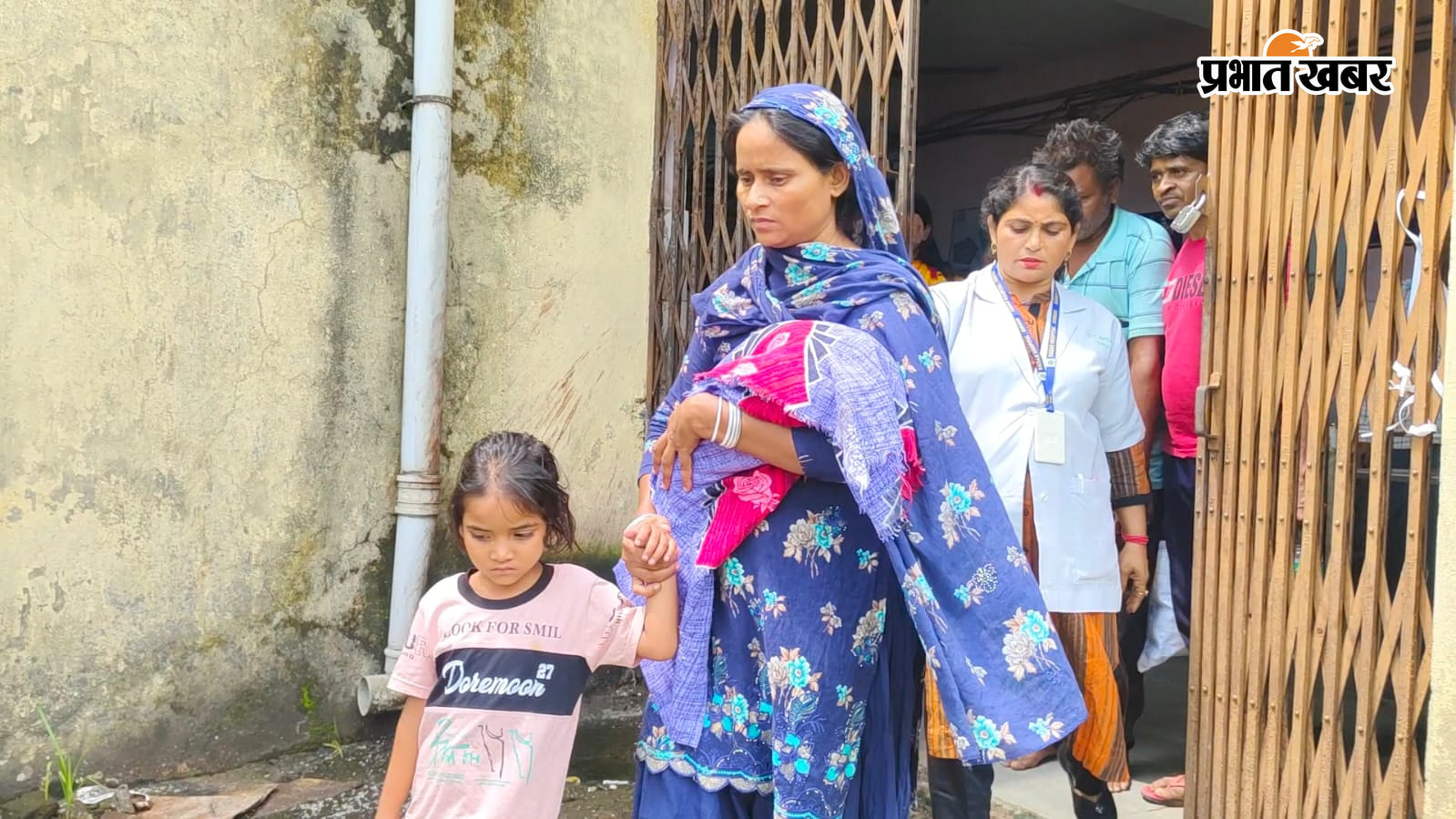 अस्पताल परिसर में भरा धुवां व बच्चों को अस्पताल से लेकर बाहर निकलते परिजन | Prabhat Khabar Network