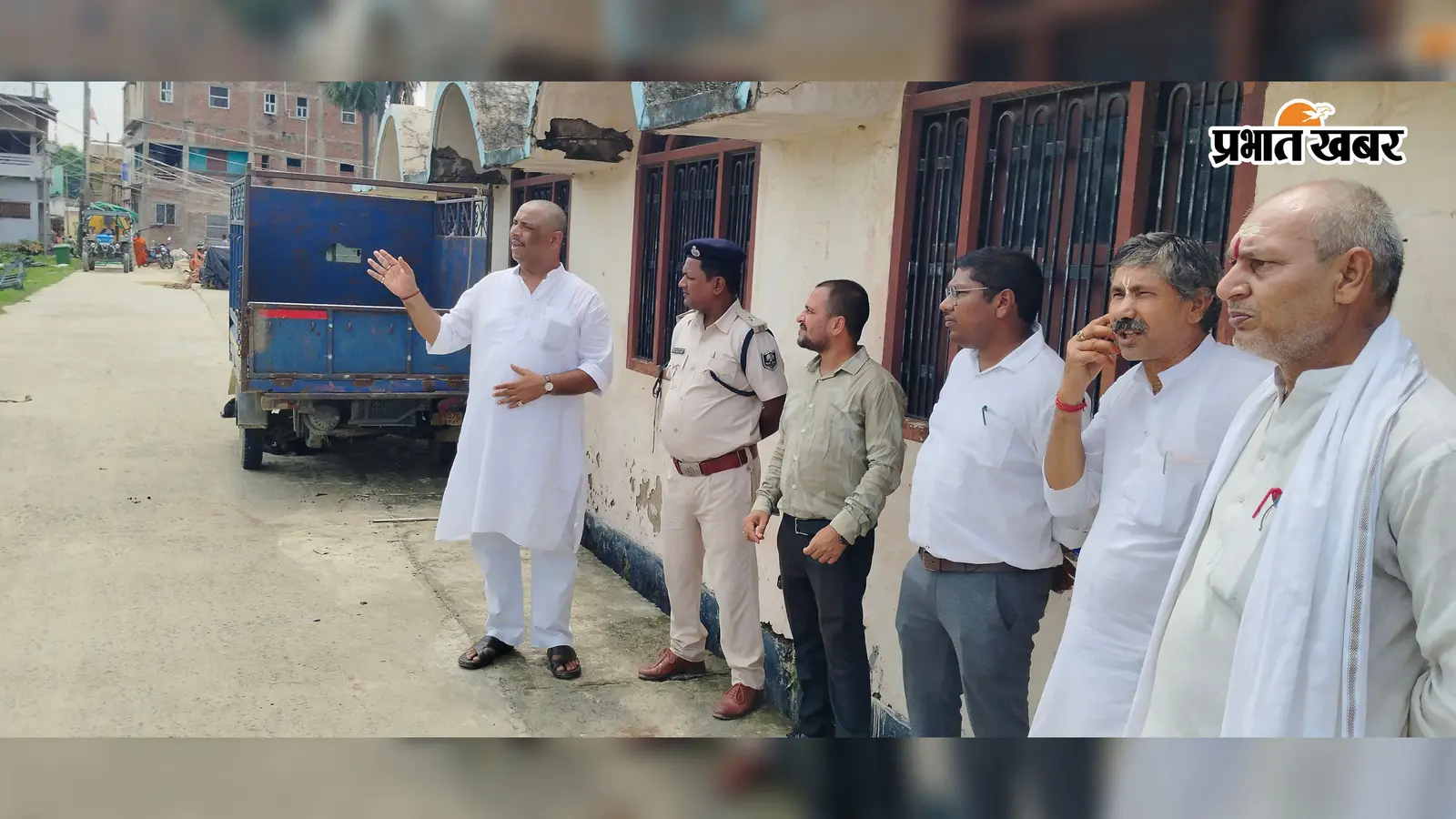 बहेड़ी बाजार में तीसरे दिन भी अतिक्रमण पर कार्रवाई, डाक बंगला के सामने दुकानदारों ने जताया विरोध