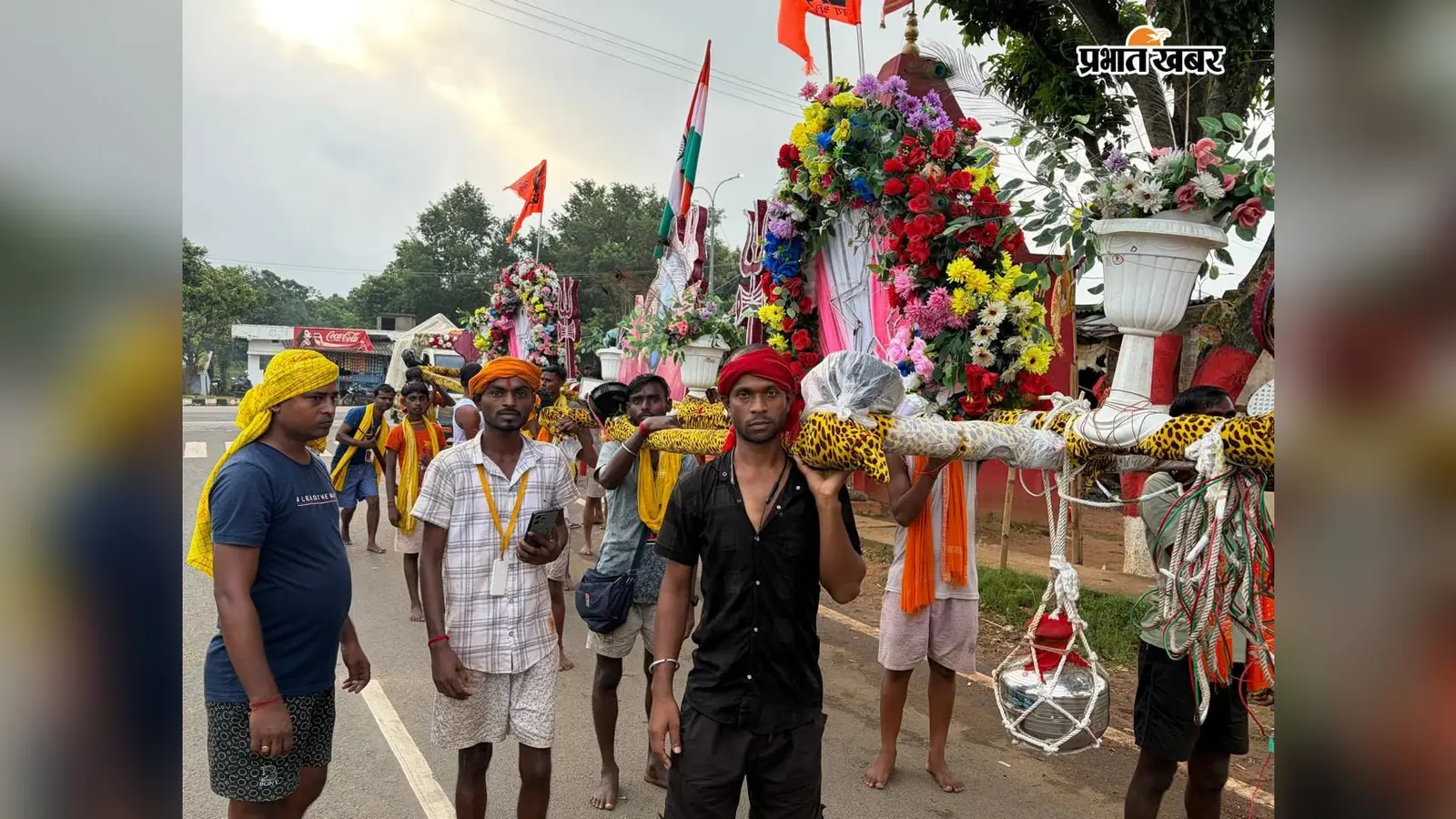 नोनीहाट में 41 फीट विशाल कांवर ने खींचा सबका ध्यान : देखने उमड़ी श्रद्धालुओं की भीड़