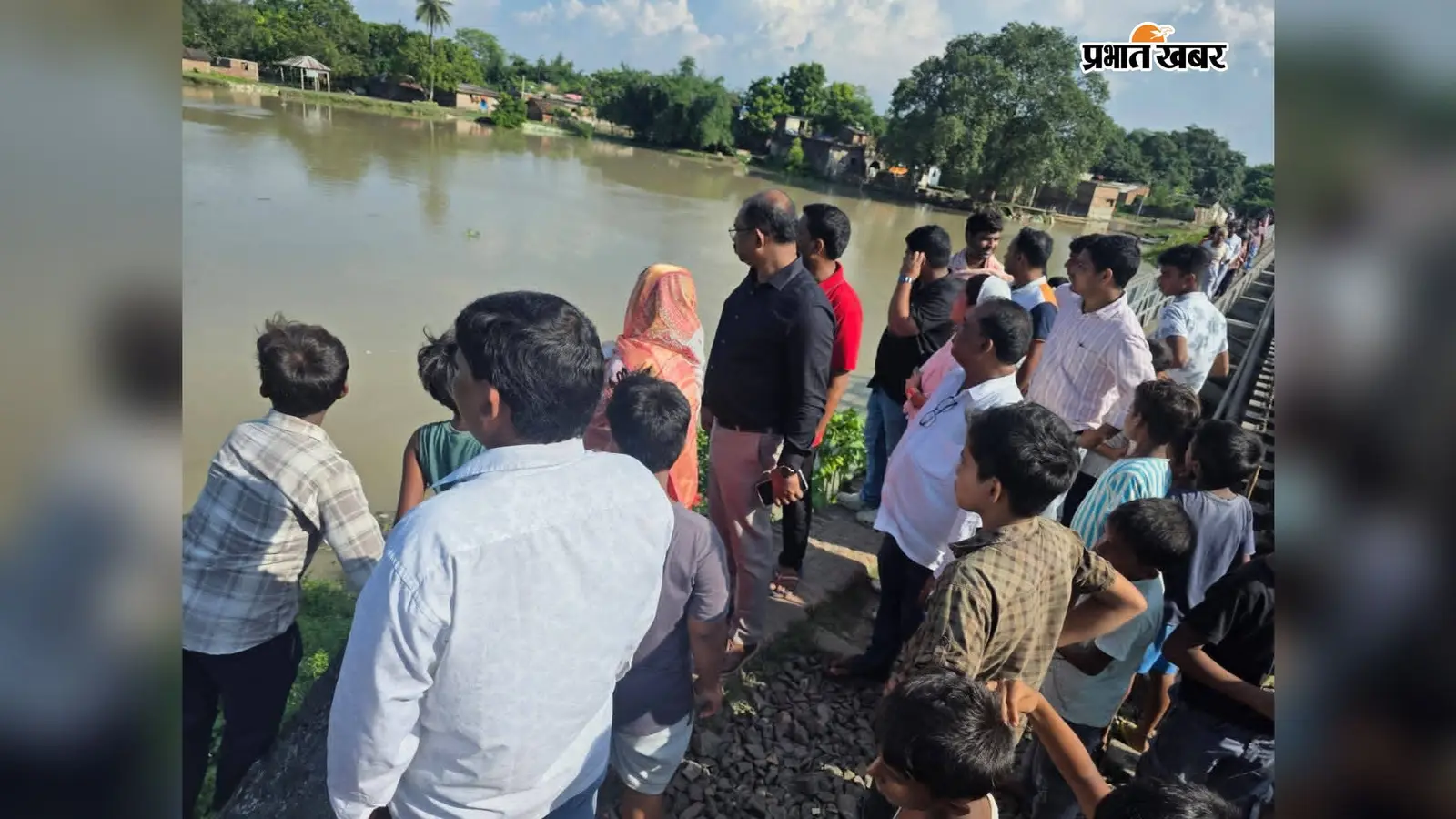 बाढ़ की स्थिति का मुआयना करने पहुंचे फरक्का बीडीओ सुजीत व्यापारी.  | Prabhat Khabar Network