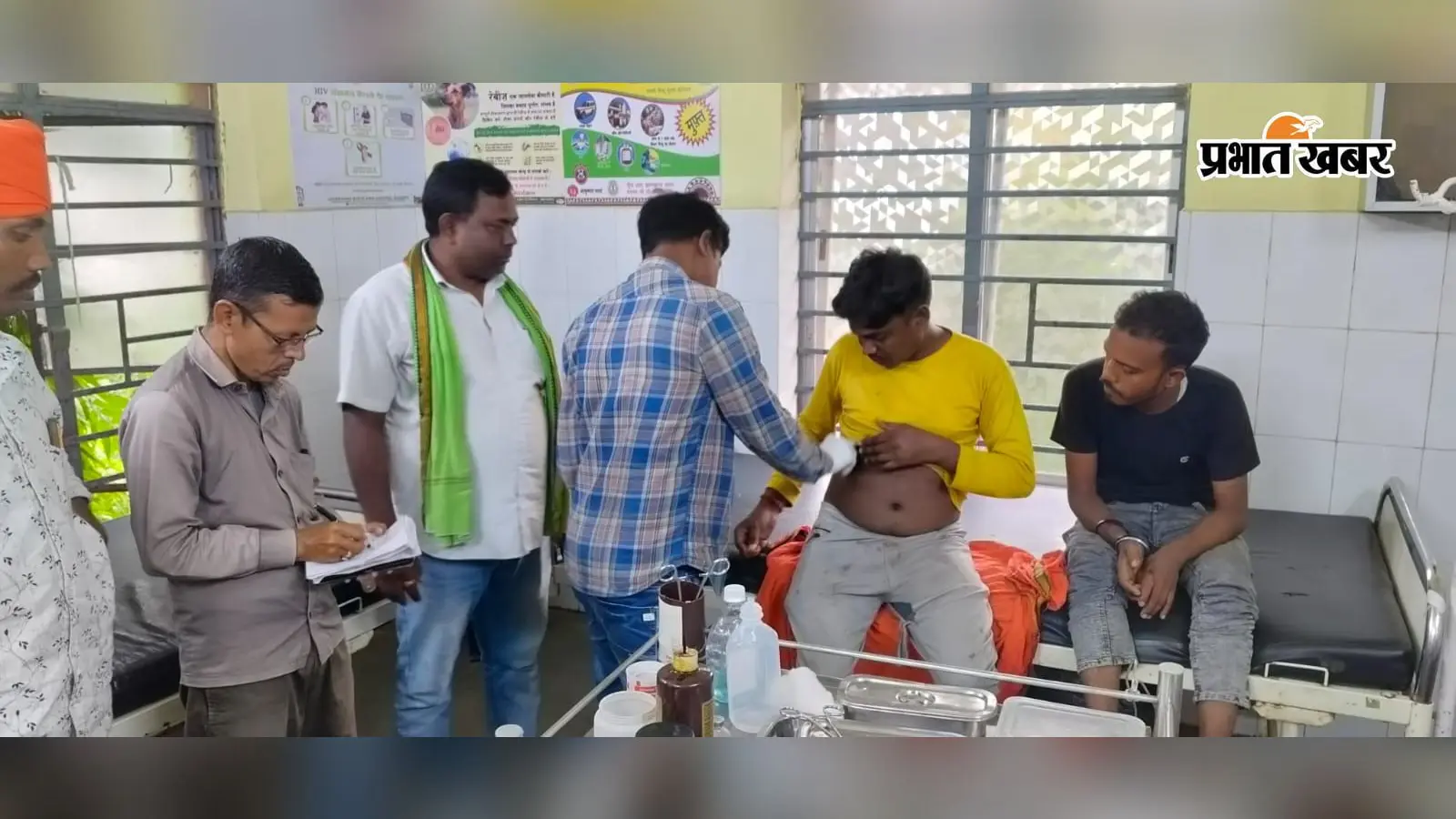 ब्रेजा की चपेट में आने से बाइक सवार दो युवक घायल