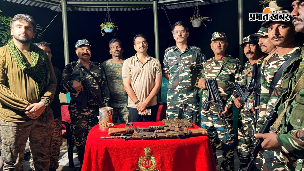 हथियारों के साथ मौजूद पुलिस.
