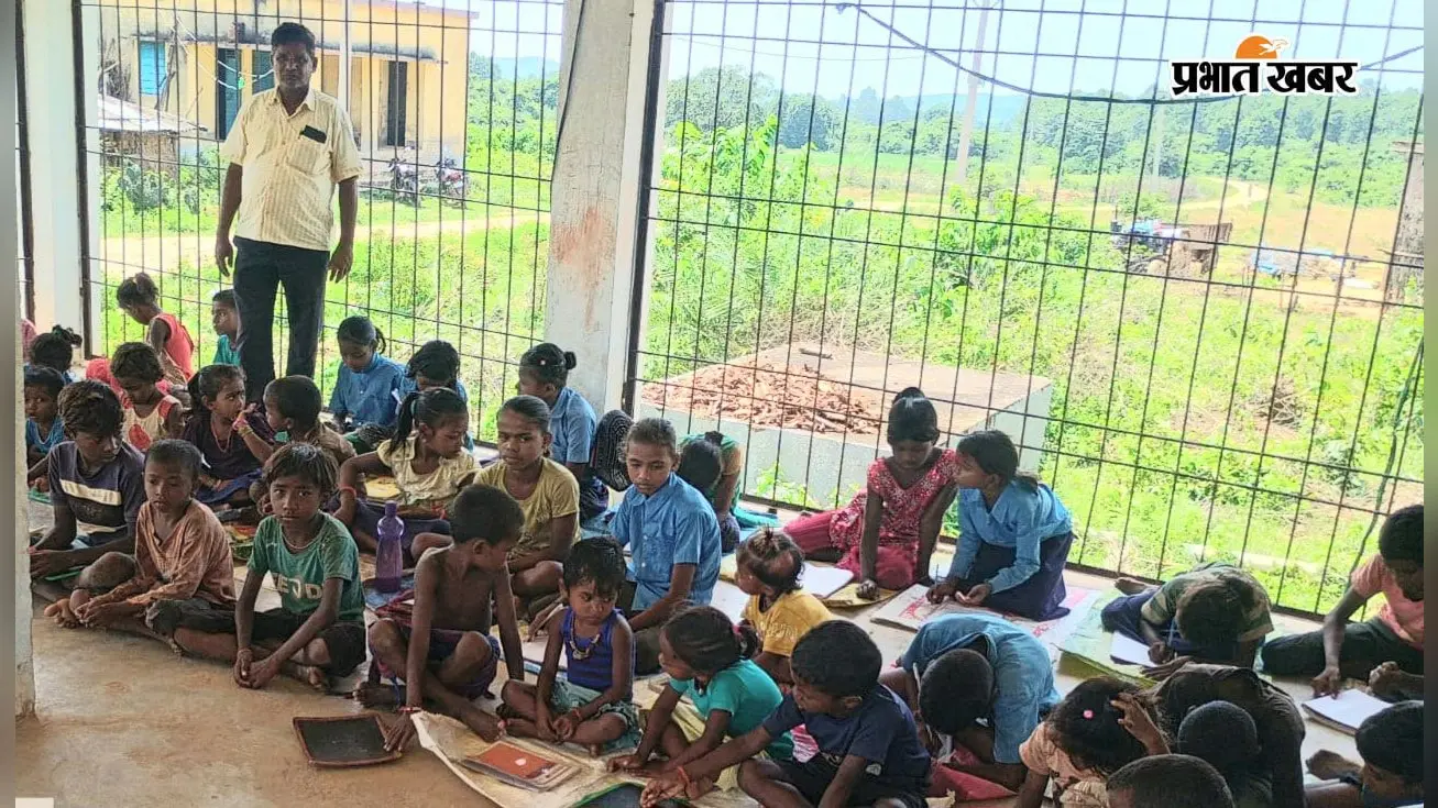 रास्ता कटा तो स्कूल पहुंचना हुआ मुश्किल, डीएम ने दिलायी बच्चों को गांव में ही पढ़ाई की सुविधा