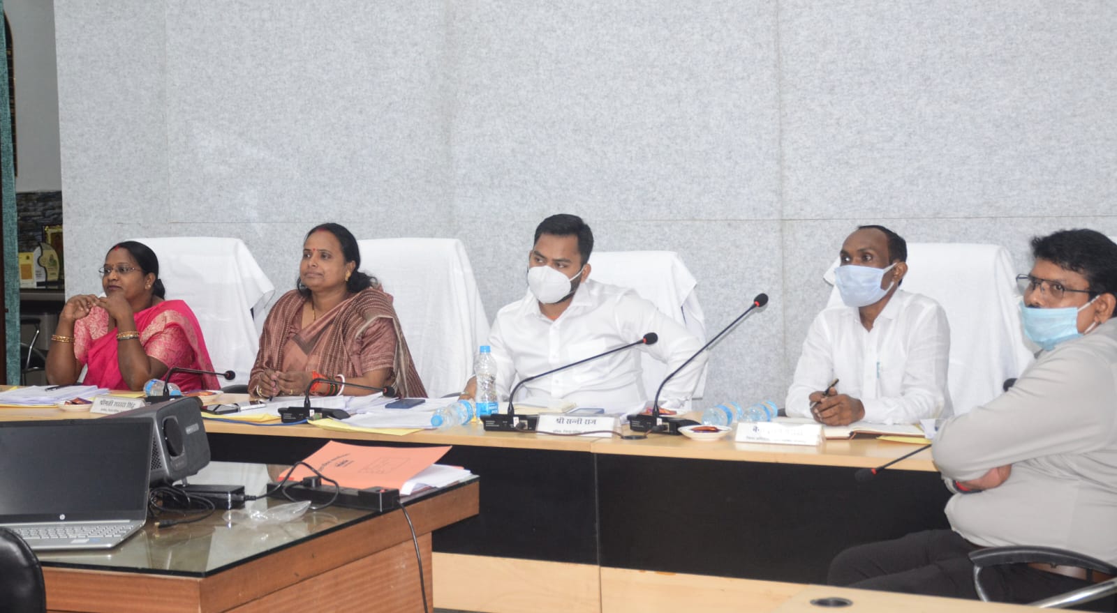 जिला परिषद की विशेष बोर्ड बैठक में शामिल अध्यक्ष और अधिकारी