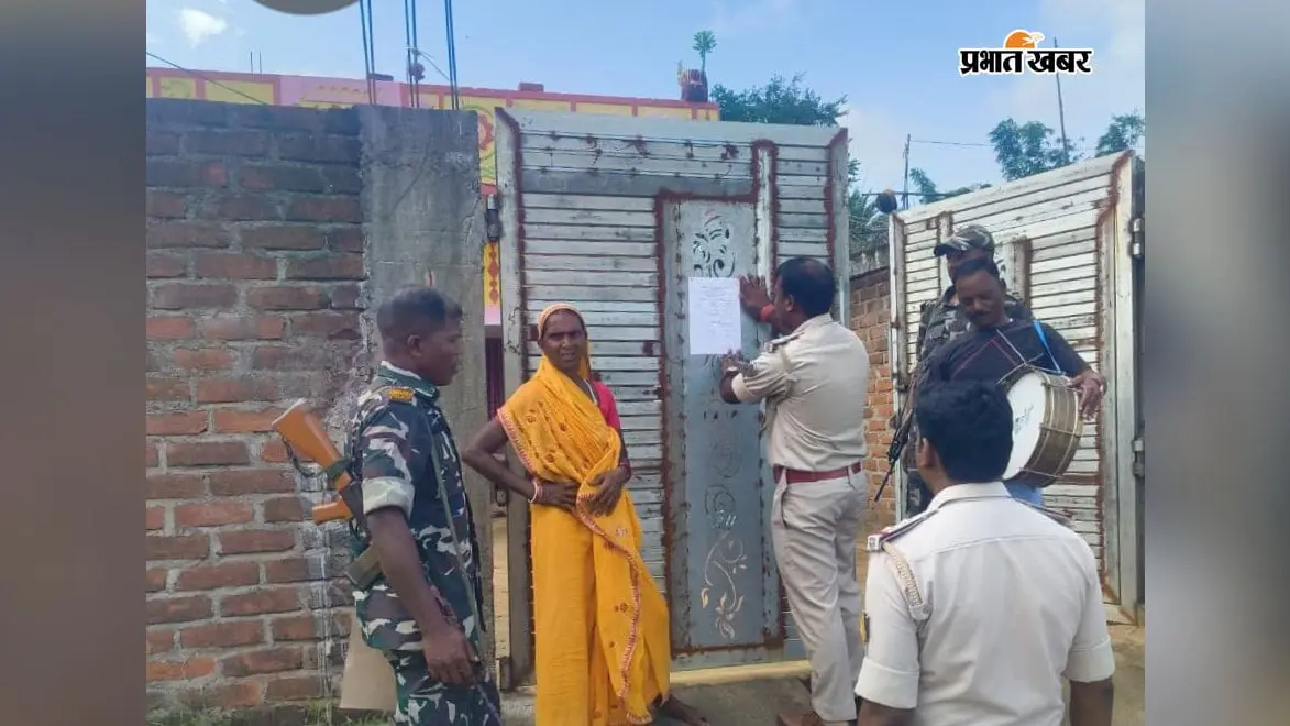 गोलीकांड के फरार आरोपी पर पुलिस का शिकंजा, घर-दुकान समेत चौराहे पर चिपकाया इश्तेहार