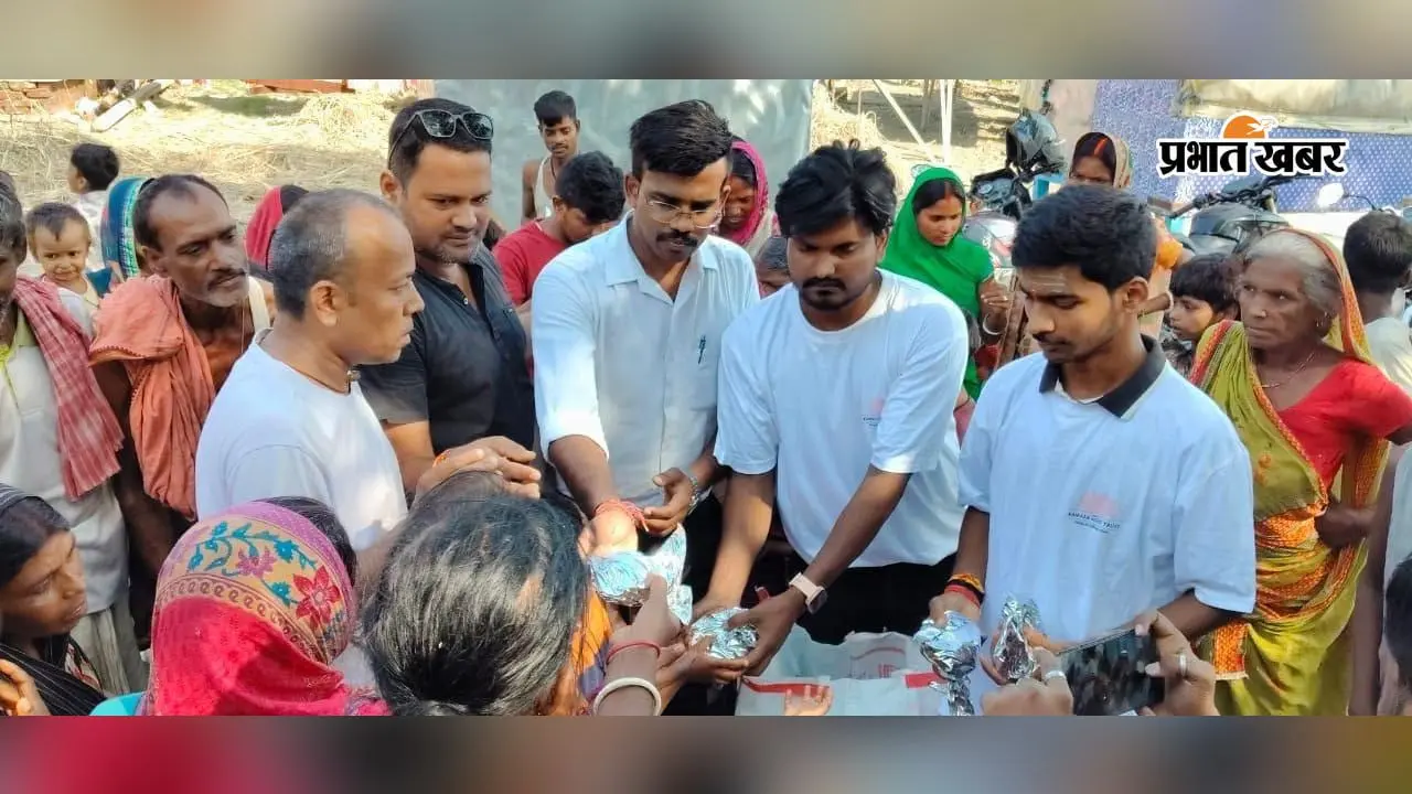 बाढ़ के बीच नावानगर पहुंचे युवा, हजारों परिवारों के बीच बांटी राहत सामग्री