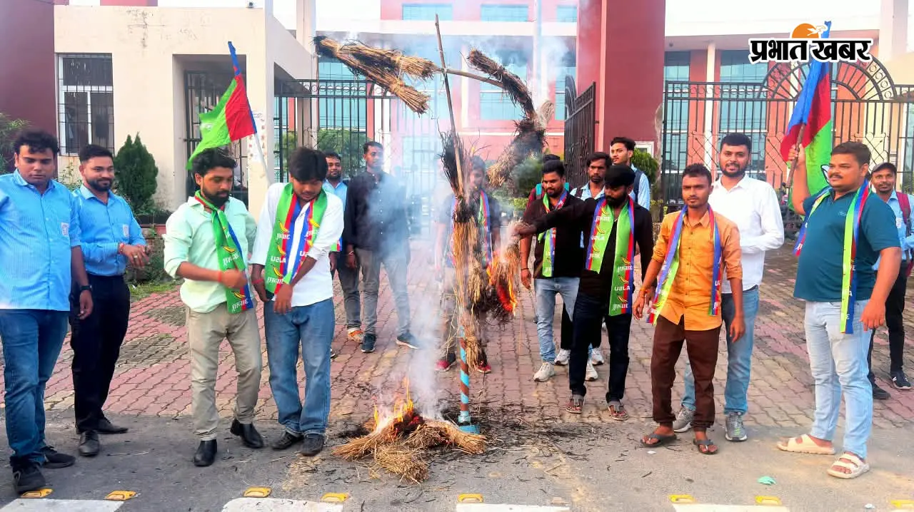 BBMKU में आउटसोर्सिंग टेंडर के खिलाफ आजसू छात्र संघ का प्रदर्शन, कुलपति का पुतला फूंका