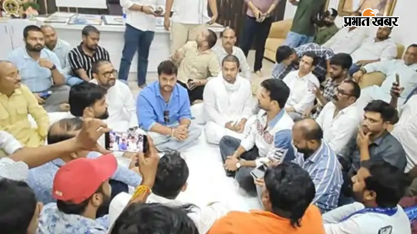 खेसारी लाल यादव और रितेश पांडेय पहुंचे बलिया के खनवर गांव, दिवंगत उमाशंकर सिंह को दी श्रद्धांजलि, भोजपुरी सितारों को देखने जुटी भीड़