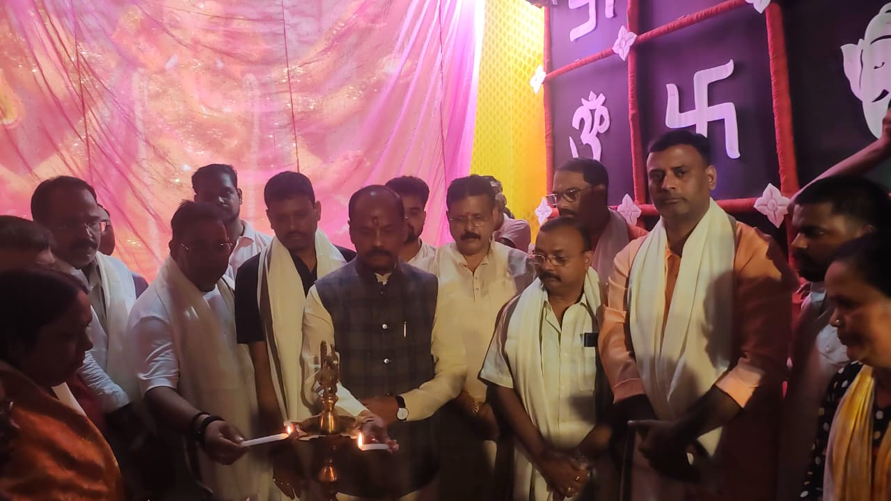 उद्घाटन करते पूर्व मुख्यमंत्री रघुवर दास और अन्य.