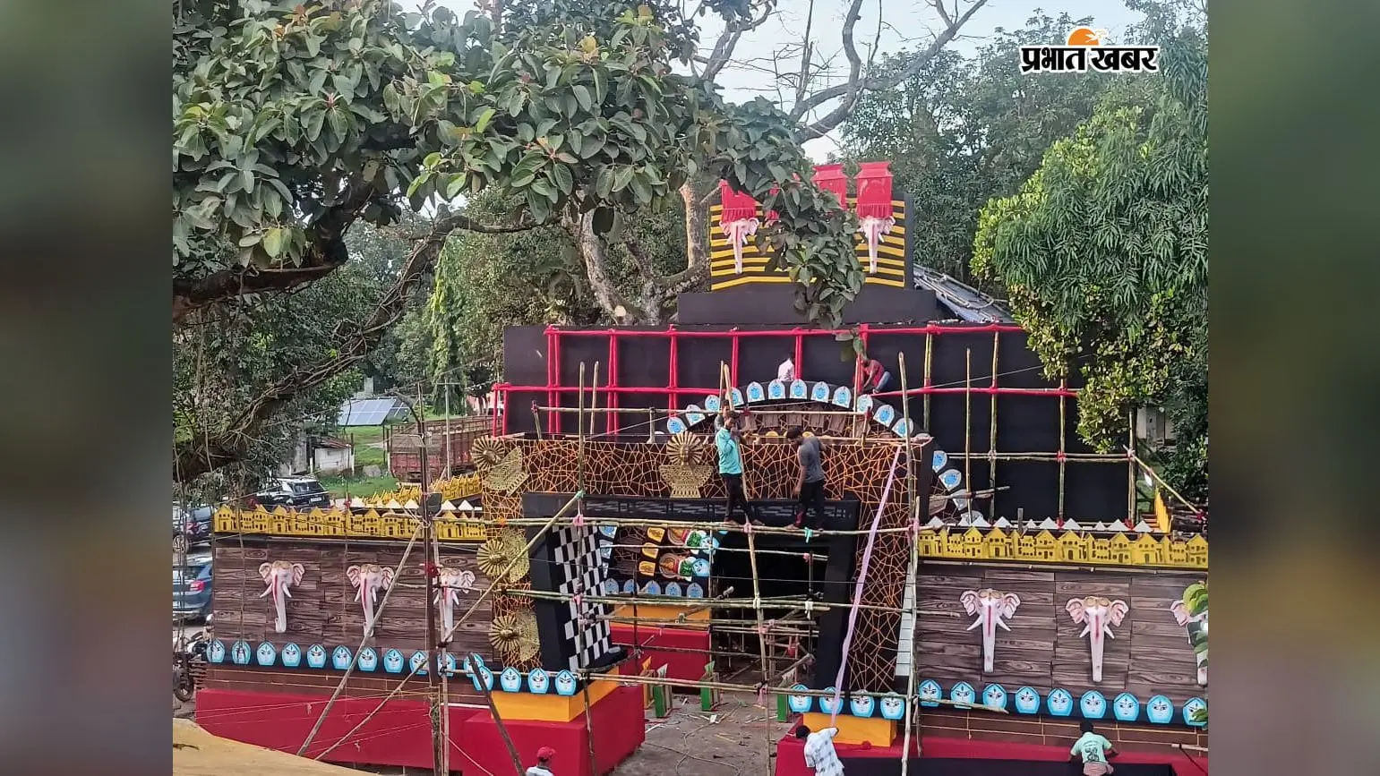 बेड़ो में कथकली के विशाल मुखौटे और हाथियों के साथ सजेगा गणपति पंडाल