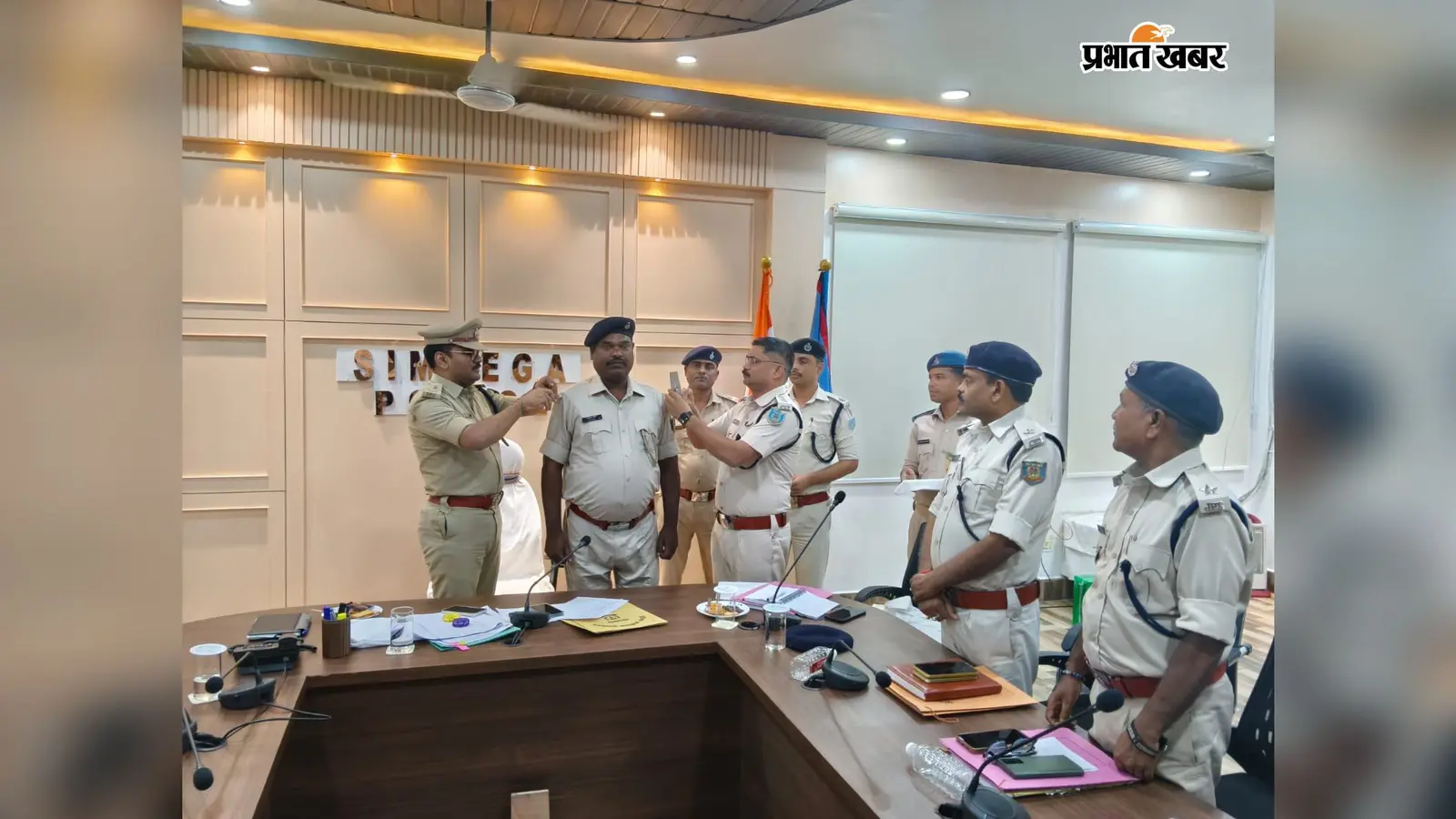 PLFI उग्रवादियों से मुठभेड़ में साहस दिखाने वाले हवलदार अरविंद मिंज को मिला गैलेंट्री प्रमोशन